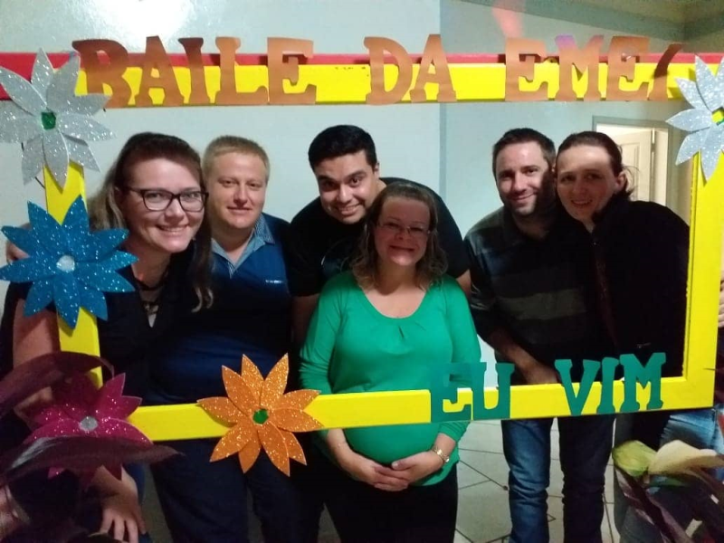 HOMENAGEM ÀS MÃES E PAIS DA EMEI